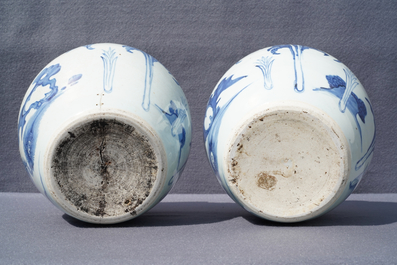 Une paire de pots en porcelaine de Chine bleu et blanc &agrave; d&eacute;cor d'un kylin, &eacute;poque Transition