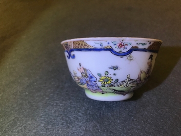 Une tasse et soucoupe en porcelaine de Chine famille rose &agrave; d&eacute;cor d'une musicienne, Yongzheng