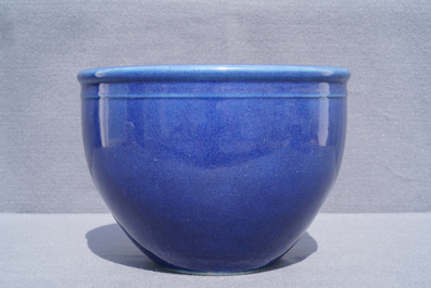 Une jardini&egrave;re en porcelaine de Chine bleu monochrome, 18/19&egrave;me
