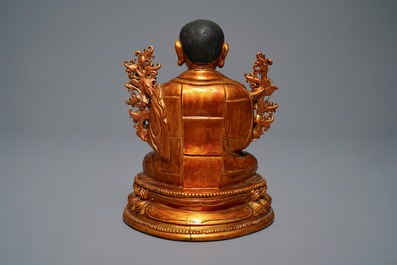 Une figure de Tsongkhapa en bois dor&eacute; et laqu&eacute;, Chine, 18&egrave;me