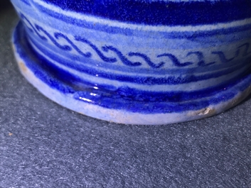 Un albarello &agrave; d&eacute;cor 'alla porcelana' en majolique d'Anvers, 2&egrave;me moiti&eacute; du 16&egrave;me