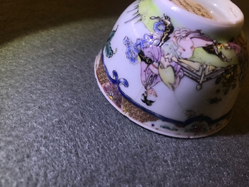 Une tasse et soucoupe en porcelaine de Chine famille rose &agrave; d&eacute;cor d'une musicienne, Yongzheng