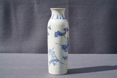 Een Chinese blauwwitte rouleau vaas met floraal decor, Hatcher cargo, Transitie periode