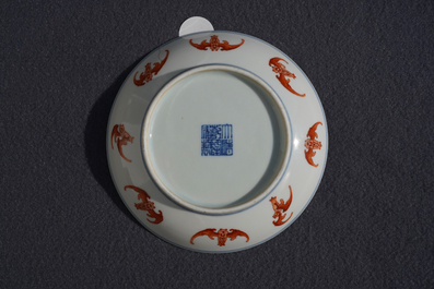 Een Chinees bord met vleermuizen in ijzerrood, Qianlong merk en periode