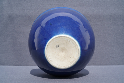 Une jardini&egrave;re en porcelaine de Chine bleu monochrome, 18/19&egrave;me