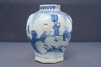 Un vase de forme balustre en porcelaine de Chine bleu et blanc, &eacute;poque Transition