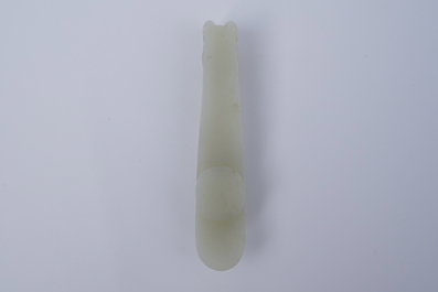 Een Chinese celadon jade gordelhaak, 18/19e eeuw