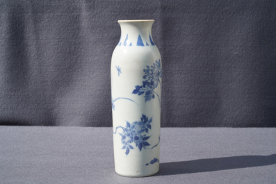 Een Chinese blauwwitte rouleau vaas met floraal decor, Hatcher cargo, Transitie periode
