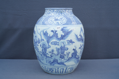 Un grand vase en porcelaine de Chine bleu et blanc &agrave; d&eacute;cor d'immortels, Wanli