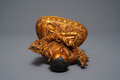 Une figure de Tsongkhapa en bois dor&eacute; et laqu&eacute;, Chine, 18&egrave;me