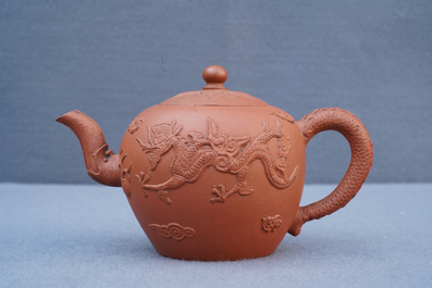 Een Chinese Yixing steengoed theepot met reli&euml;fdecor van draken, Kangxi