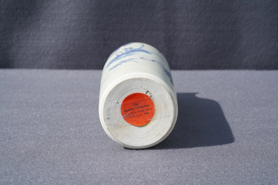 Een Chinese blauwwitte rouleau vaas met floraal decor, Hatcher cargo, Transitie periode