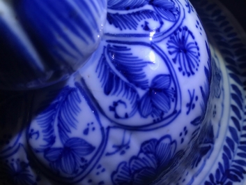 A Chinese blue and white covered vase with floral design, Kangxi
