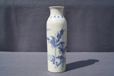 Een Chinese blauwwitte rouleau vaas met figuratief decor, Hatcher cargo, Transitie periode