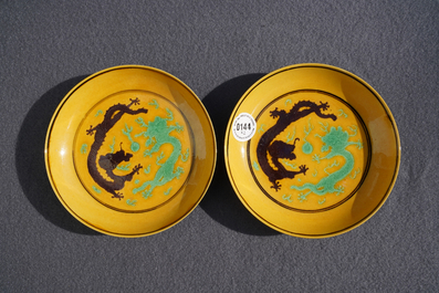 Une paire de coupes en porcelaine de Chine &agrave; d&eacute;cor de dragons sur fond jaune, marque et prob. &eacute;poque de Tongzhi