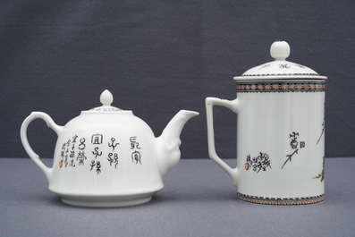 Een Chinese polychrome theepot met winterlandschap en een florale dekselkroes, 20e eeuw