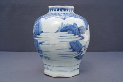 Un vase de forme balustre en porcelaine de Chine bleu et blanc, &eacute;poque Transition