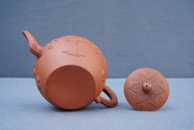 Een Chinese Yixing steengoed theepot met reli&euml;fdecor van draken, Kangxi