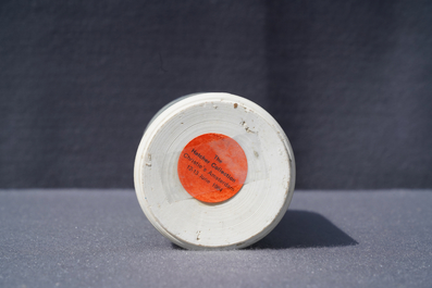 Een Chinese blauwwitte rouleau vaas met figuratief decor, Hatcher cargo, Transitie periode