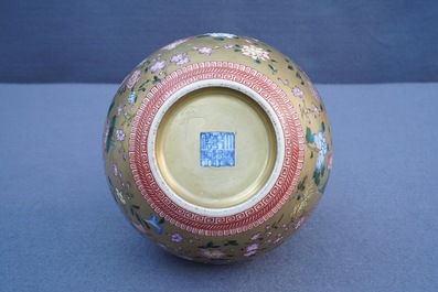 Een Chinese famille rose vaas met floraal decor op vergulde fond, Qianlong merk, 19/20e eeuw