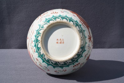 Un vase de forme bouteille en porcelaine de Chine famille rose, marque et &eacute;poque de Guangxu