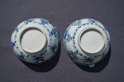 Une paire de bols en porcelaine de Chine bleu et blanc, Wanli