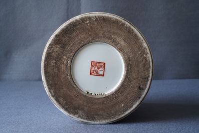 A Chinese grisaille and iron red brush pot, Ju Ren Tang merk, Republic, 20th C.