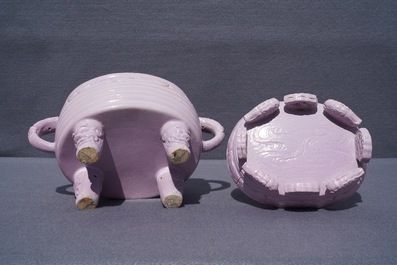 Een Chinese monochroom roze wierookbrander met deksel, 19/20e eeuw