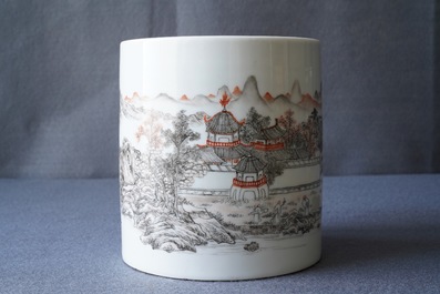 A Chinese grisaille and iron red brush pot, Ju Ren Tang merk, Republic, 20th C.