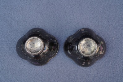 Une paire de tasses et soucoupes en argent et laque burgaut&eacute;, Chine, Kangxi