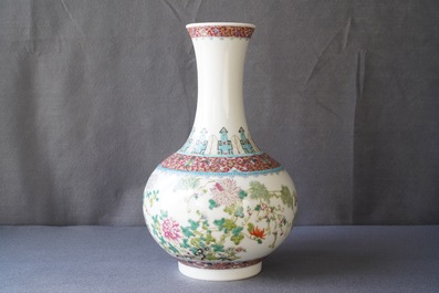 Een Chinese famille rose tianqiu ping vaas met floraal decor, Hongxian merk, Republiek, 20e eeuw