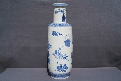 Een grote Chinese blauwwitte rouleau vaas met decor van antiquiteiten, 20e eeuw