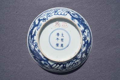 Een Chinees blauwwit 'draken' bord, Wanli merk en periode