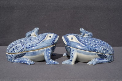 Een paar Chinese blauwwitte terrines in de vorm van kikkers, 20e eeuw