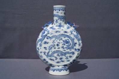 Un vase de forme gourde 'moonflask' en porcelaine de Chine bleu et blanc, 19&egrave;me