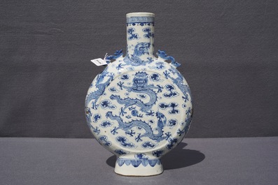 Un vase de forme gourde 'moonflask' en porcelaine de Chine bleu et blanc, 19&egrave;me