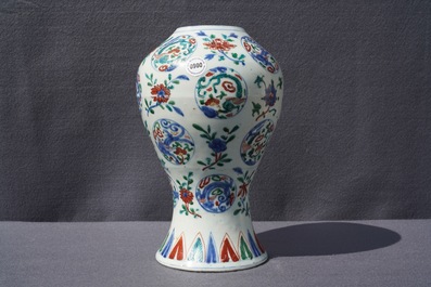 Un vase en porcelaine de Chine wucai &agrave; d&eacute;cor de m&eacute;daillons aux dragons, Jiajing
