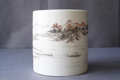 A Chinese grisaille and iron red brush pot, Ju Ren Tang merk, Republic, 20th C.