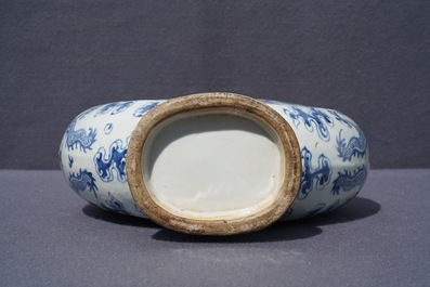 Un vase de forme gourde 'moonflask' en porcelaine de Chine bleu et blanc, 19&egrave;me