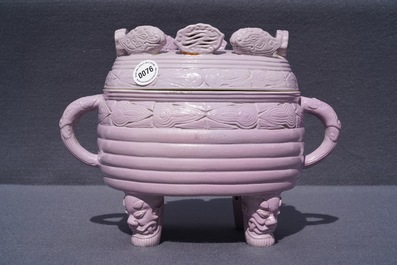 Een Chinese monochroom roze wierookbrander met deksel, 19/20e eeuw