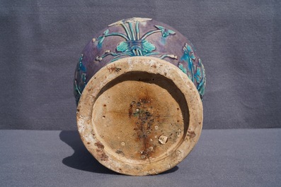 Un grand vase de forme meiping en gr&egrave;s fahua, Chine, Ming
