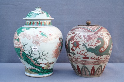Een Chinese famille verte dekselvaas en een Swatow pot, Transitie periode en 19e eeuw