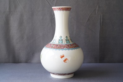 Een Chinese famille rose tianqiu ping vaas met floraal decor, Hongxian merk, Republiek, 20e eeuw