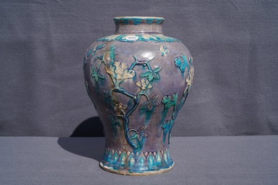 Un grand vase de forme meiping en gr&egrave;s fahua, Chine, Ming