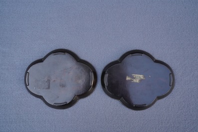Une paire de tasses et soucoupes en argent et laque burgaut&eacute;, Chine, Kangxi
