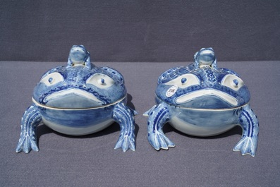 Een paar Chinese blauwwitte terrines in de vorm van kikkers, 20e eeuw