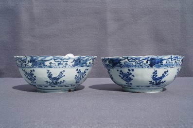 Une paire de bols en porcelaine de Chine bleu et blanc, Wanli