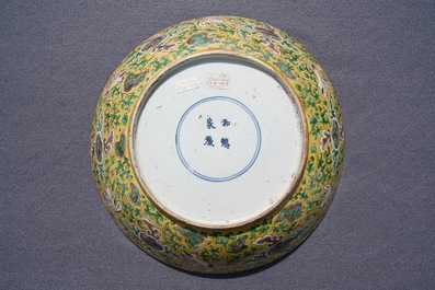 Un plat en biscuit &eacute;maill&eacute; vert, jaune et aubergine &agrave; d&eacute;cor de ph&eacute;nix, marque He He Jia Chan, &eacute;poque Transition