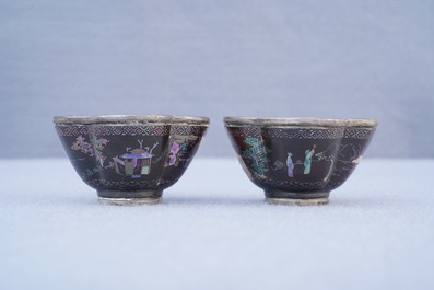 Une paire de tasses et soucoupes en argent et laque burgaut&eacute;, Chine, Kangxi