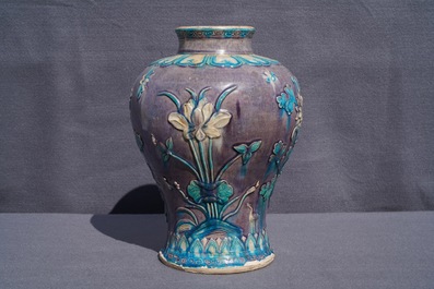 Un grand vase de forme meiping en gr&egrave;s fahua, Chine, Ming